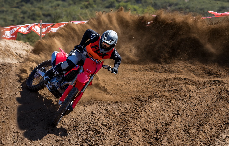 Новый Honda CRF450R (2021) позволяет более уверенно прокатывать повороты на любой скорости Новый Honda CRF450R (2021) позволяет более уверенно прокатывать повороты на любой скорости