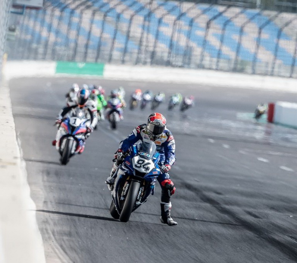 С какой бы позиции ни стартовал Фольгер в IDM Superbike, уже в середине первого круга он - снова лидер заезда! С какой бы позиции ни стартовал Фольгер в IDM Superbike, уже в середине первого круга он - снова лидер заезда!