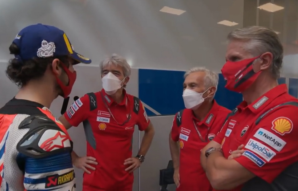 После подиума в Сан-Марино: Франческо Баньяя попадает в объятия боссов Ducati Corse После подиума в Сан-Марино: Франческо Баньяя попадает в объятия боссов Ducati Corse