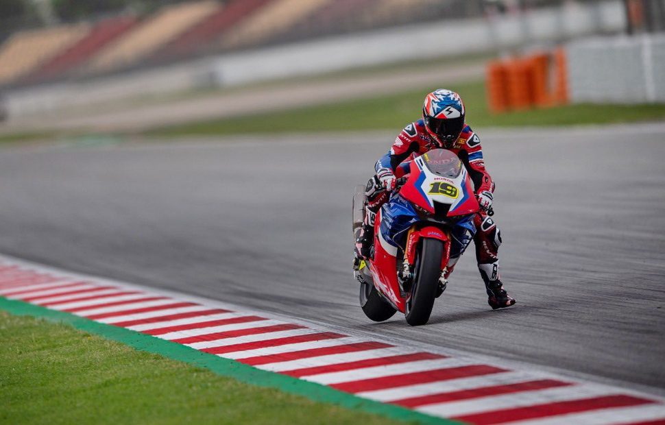 Баутиста разогнал Honda CBR1000RR-R Fireblade SP до скоростей MotoGP в Барселоне Баутиста разогнал Honda CBR1000RR-R Fireblade SP до скоростей MotoGP в Барселоне