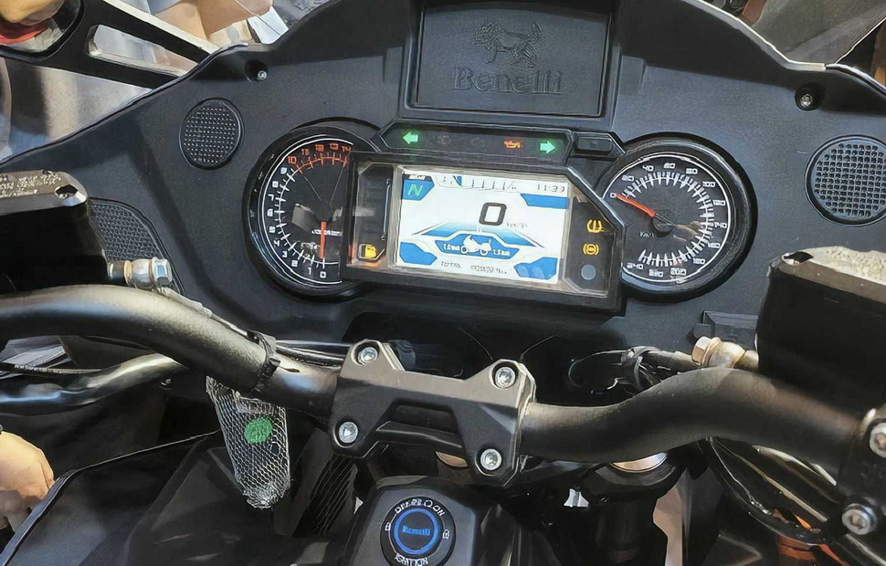 Benelli BJ1200: цветная приборная панель, аудиосистема, подогрев и безключевой доступ Benelli BJ1200: цветная приборная панель, аудиосистема, подогрев и безключевой доступ