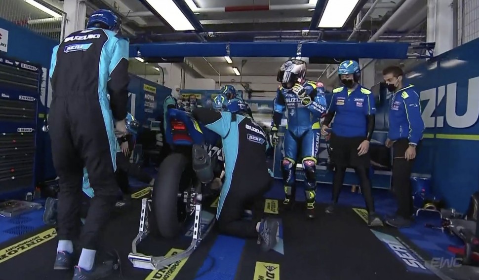 Острый момент в гараже Suzuki Endurance Racing team за 2 часа до финиша Острый момент в гараже Suzuki Endurance Racing team за 2 часа до финиша