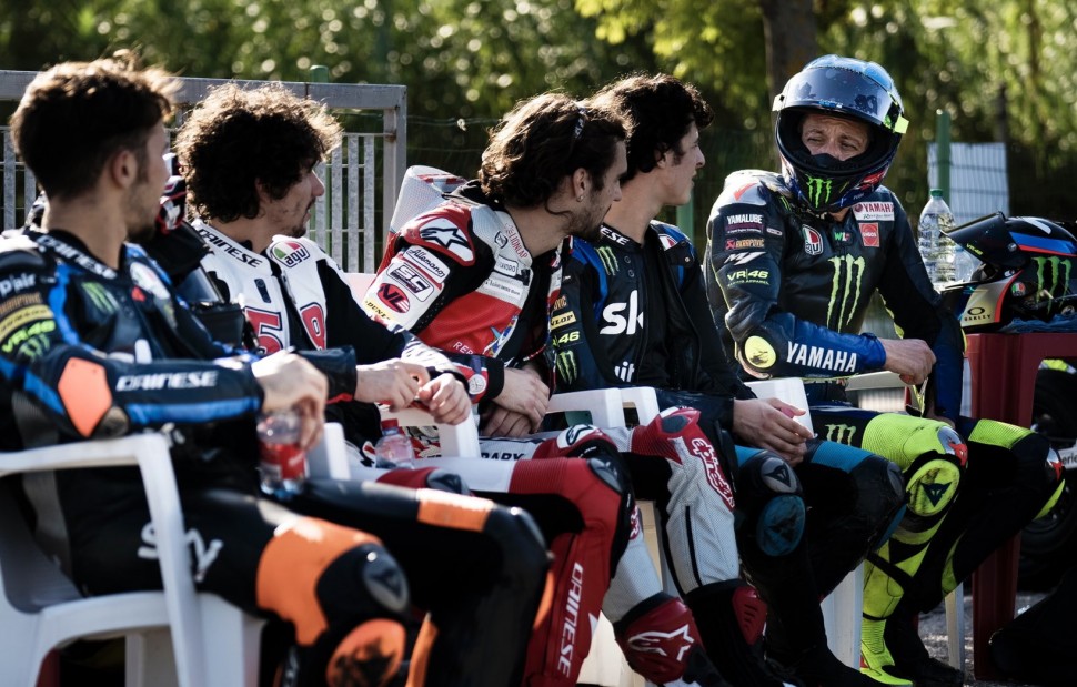 В свободное время Валентино Росси выгуливает своих учеников - тренинг VR46 на Jeepers Kart в Каттолике В свободное время Валентино Росси выгуливает своих учеников - тренинг VR46 на Jeepers Kart в Каттолике