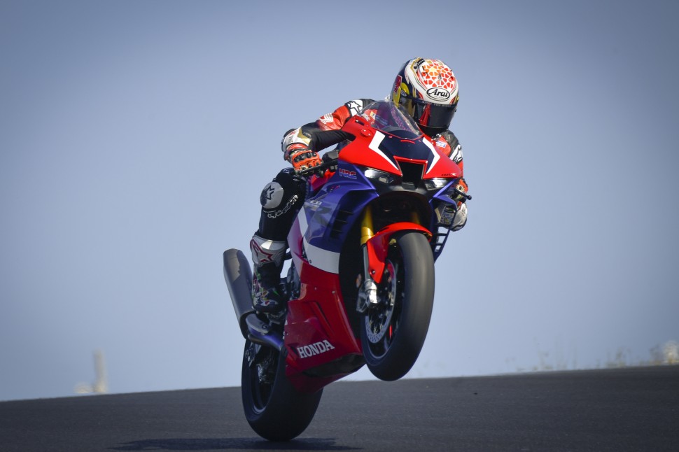 Wheelie на Honda CBR1000RR-R Fireblade SP в исполнении Такааки Накагами (LCR Honda) Wheelie на Honda CBR1000RR-R Fireblade SP в исполнении Такааки Накагами (LCR Honda)