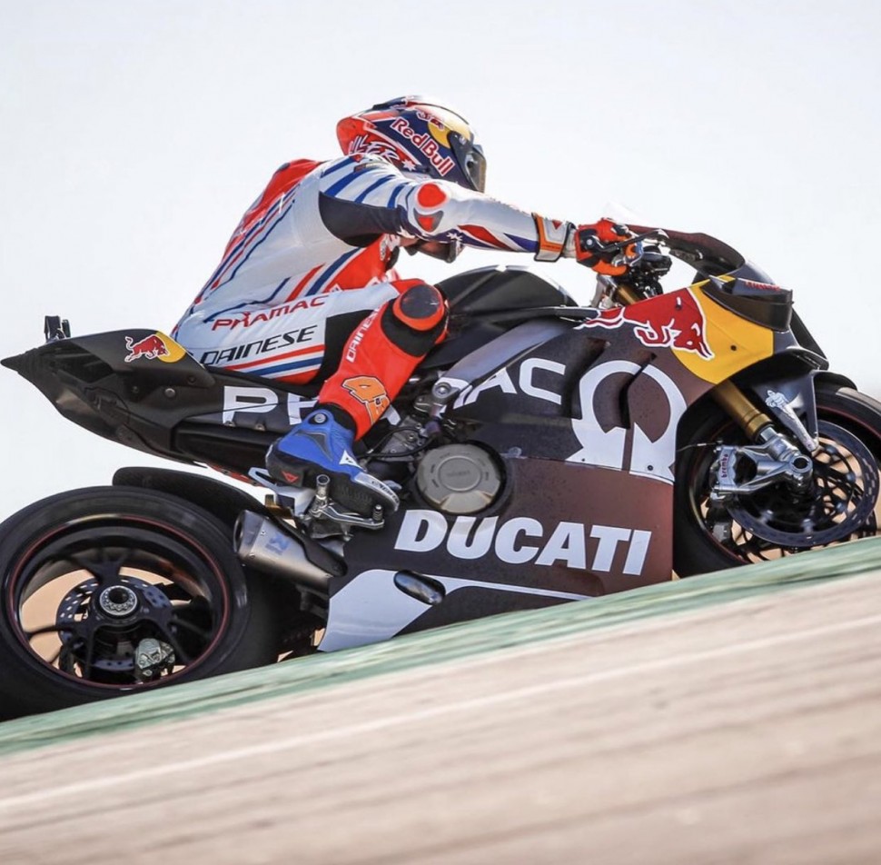 Джек Миллер выкатил на трек в Портимао свой собственный тренировочный Ducati V4R Джек Миллер выкатил на трек в Портимао свой собственный тренировочный Ducati V4R