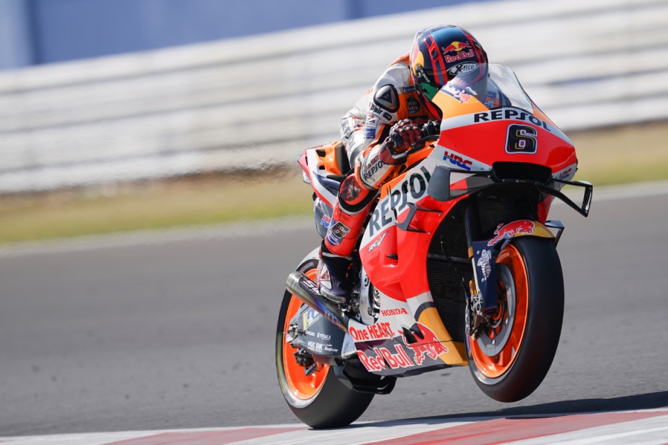 Wheelie в исполнении Штефана Брадля, тест-пилота HRC на борту прототипа Honda RC213V Wheelie в исполнении Штефана Брадля, тест-пилота HRC на борту прототипа Honda RC213V