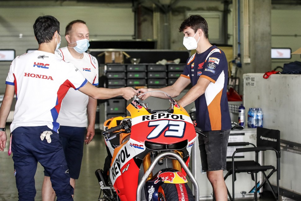 Алекс Маркес выгулял в Портимао Honda RC213V-S модели 2015 года Алекс Маркес выгулял в Портимао Honda RC213V-S модели 2015 года