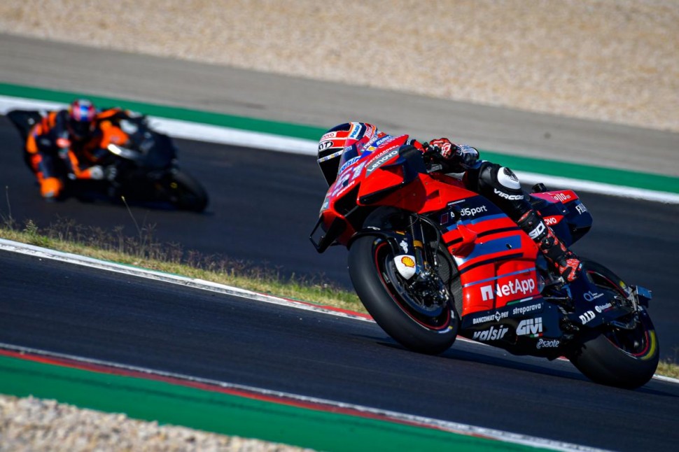 Миккеле Пирро и его тестовый Ducati Desmosedici GP20 Миккеле Пирро и его тестовый Ducati Desmosedici GP20