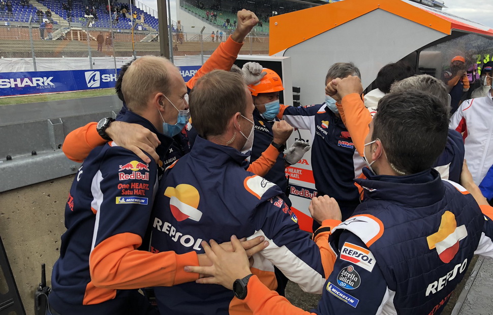 Repsol Honda просто взорвалась, когда Алекс пересек линию финиша в Ле-Мане... вторым! Repsol Honda просто взорвалась, когда Алекс пересек линию финиша в Ле-Мане... вторым!