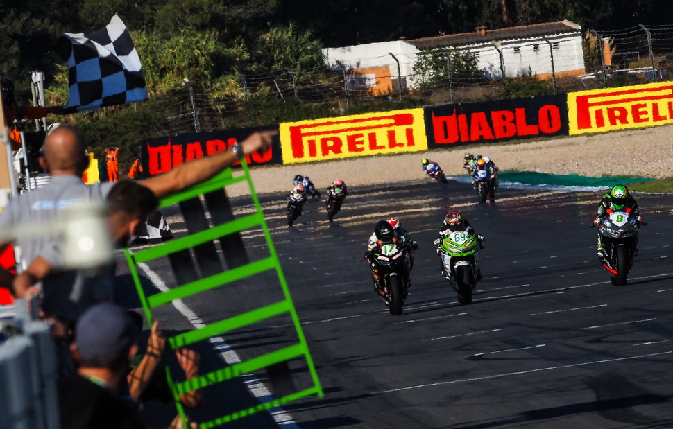 Плотнейший финиш субботней гонки WorldSSP300 - три пилота в 0.042 секунды! Плотнейший финиш субботней гонки WorldSSP300 - три пилота в 0.042 секунды!