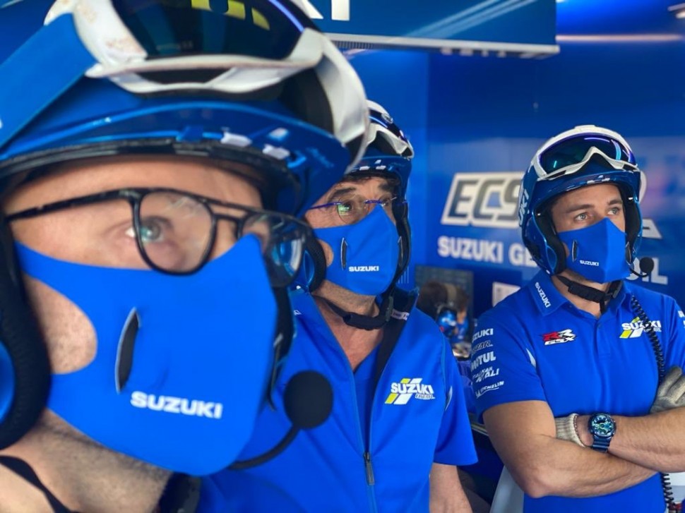 В боксе Team Suzuki Ecstar напряженно следили за атаками Маркеса на Алекса Ринса В боксе Team Suzuki Ecstar напряженно следили за атаками Маркеса на Алекса Ринса