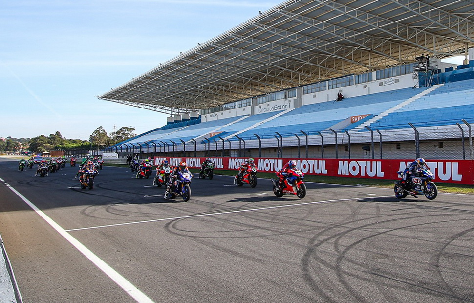 Старт финальной гонки World Superbike 2020 в Эшториле Старт финальной гонки World Superbike 2020 в Эшториле