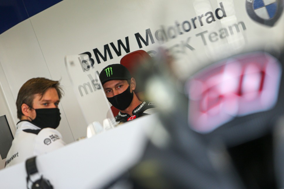 Мики Ван дер Марк в гараже BMW Motorrad WorldSBK Мики Ван дер Марк в гараже BMW Motorrad WorldSBK