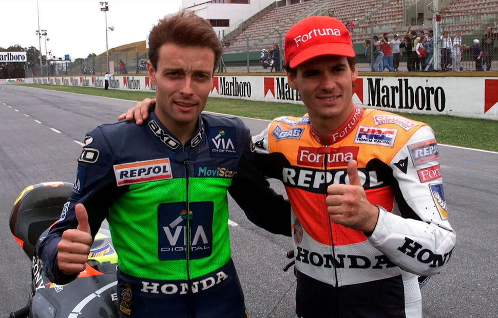 Чемпионы Мото Гран-При 1999 года: Эмилио Альсамора (GP125) и Алекс Кривье (GP500) Чемпионы Мото Гран-При 1999 года: Эмилио Альсамора (GP125) и Алекс Кривье (GP500)