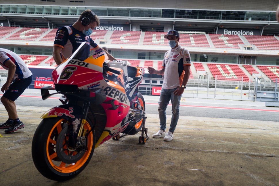 Марк Маркес заглянул в бокс Repsol Honda перед Гран-При Каталонии: вот его новый байк... Марк Маркес заглянул в бокс Repsol Honda перед Гран-При Каталонии: вот его новый байк...