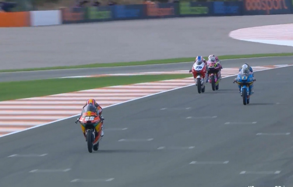 Финиш Гран-При Европы: Рауль Фернандес оформил дебютную победу в Moto3 Финиш Гран-При Европы: Рауль Фернандес оформил дебютную победу в Moto3