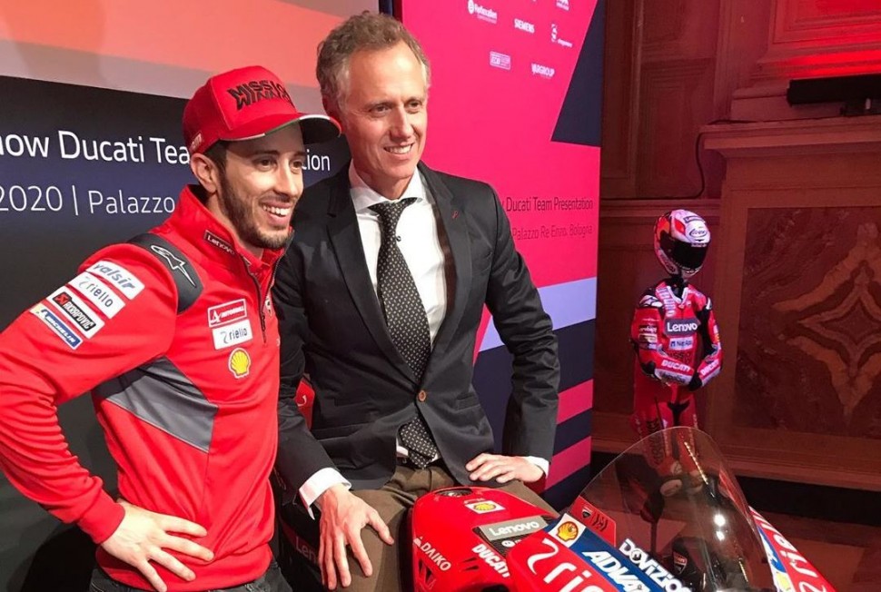 Андреа Довициозо и его менеджер, Симоне Баттистелла на презентации Ducati 2020 года Андреа Довициозо и его менеджер, Симоне Баттистелла на презентации Ducati 2020 года