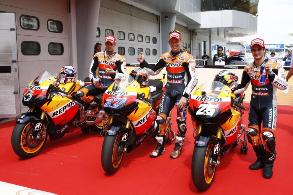 Довициозо, Педроса и Стоунер - Repsol Honda занимает всю первую линию стартовой решетки в Сепанге (2011) Довициозо, Педроса и Стоунер - Repsol Honda занимает всю первую линию стартовой решетки в Сепанге (2011)