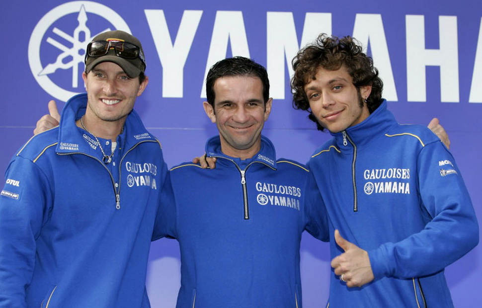 Эдвардс и Росси в Yamaha в цветах Gauloiises Yamaha, 2005 Эдвардс и Росси в Yamaha в цветах Gauloiises Yamaha, 2005
