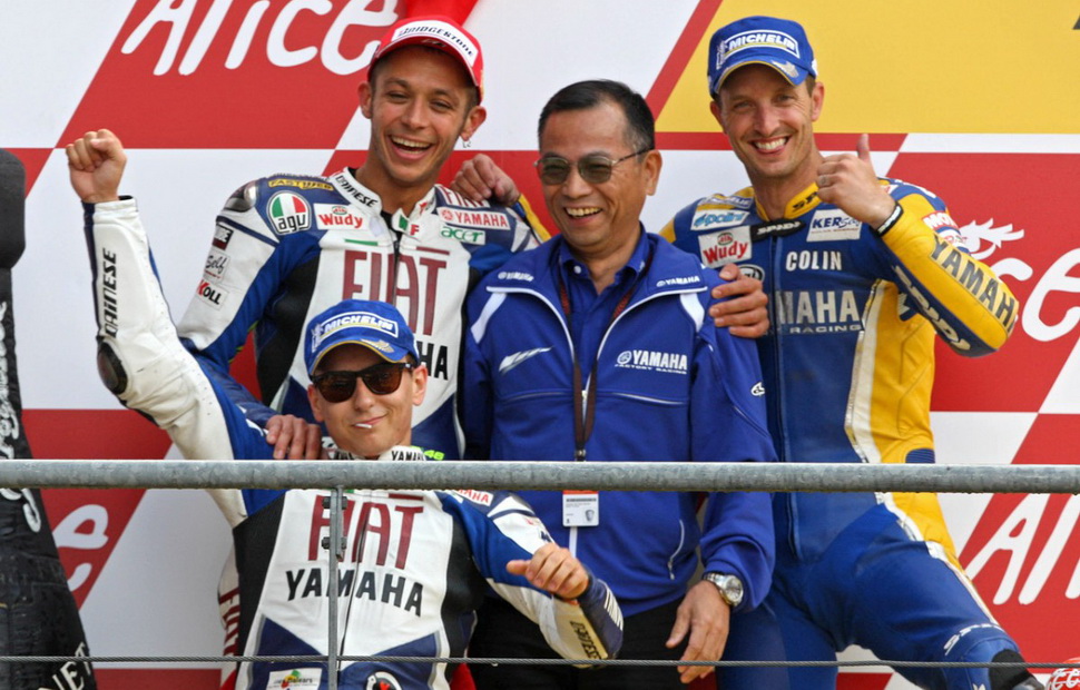 Подиумный triple Yamaha - и Масао Фурусава в центре композиции Подиумный triple Yamaha - и Масао Фурусава в центре композиции