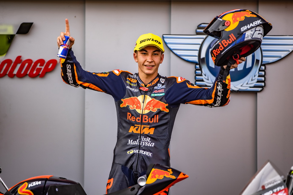 Рауль Фернандес из заводской команды KTM в Moto3 выстрелил под конец сезона серией побед Рауль Фернандес из заводской команды KTM в Moto3 выстрелил под конец сезона серией побед