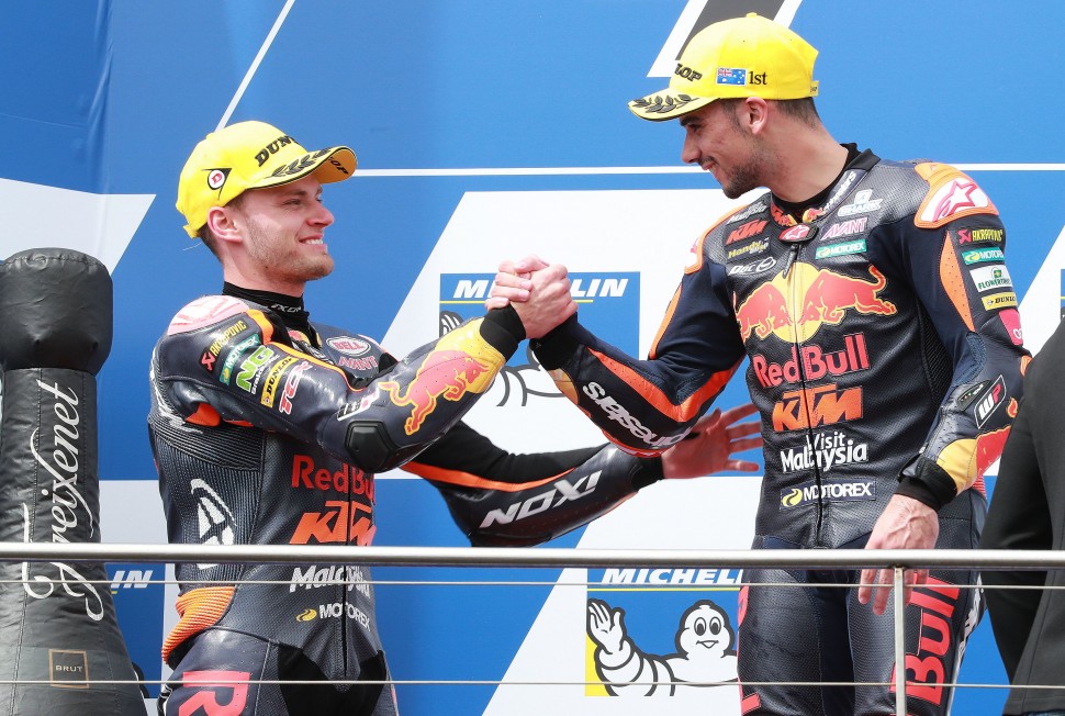 Биндер и Оливера - напарники по заводской команде KTM в Moto2 (2017 год) Биндер и Оливера - напарники по заводской команде KTM в Moto2 (2017 год)