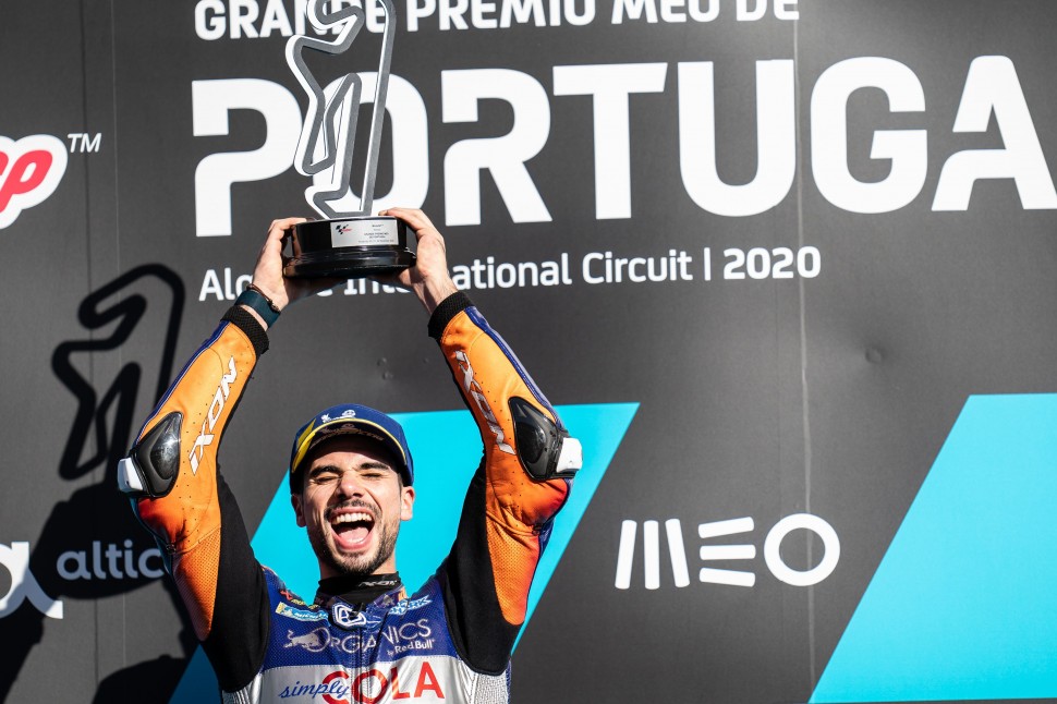Мигель Оливера выигрывает Гран-При Португалии по MotoGP буквально в одни ворота Мигель Оливера выигрывает Гран-При Португалии по MotoGP буквально в одни ворота