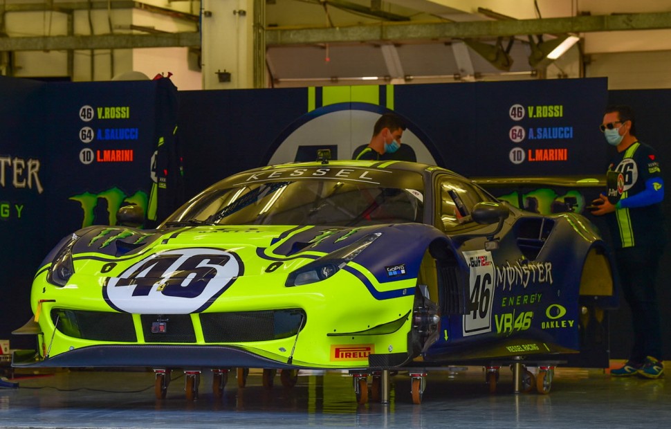 Monster VR46 Kessel в боксе команды на перерыве Monster VR46 Kessel в боксе команды на перерыве