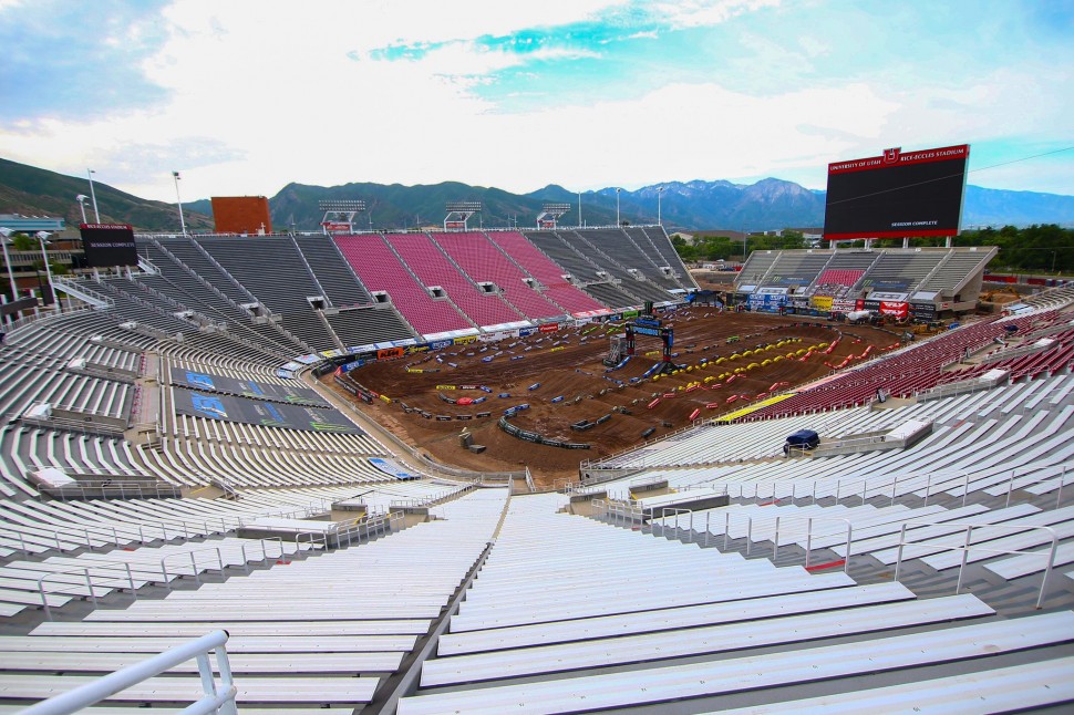 Необычный вид на пустынный Rice-Eccles Stadium в Солт-Лейк-Сити Необычный вид на пустынный Rice-Eccles Stadium в Солт-Лейк-Сити