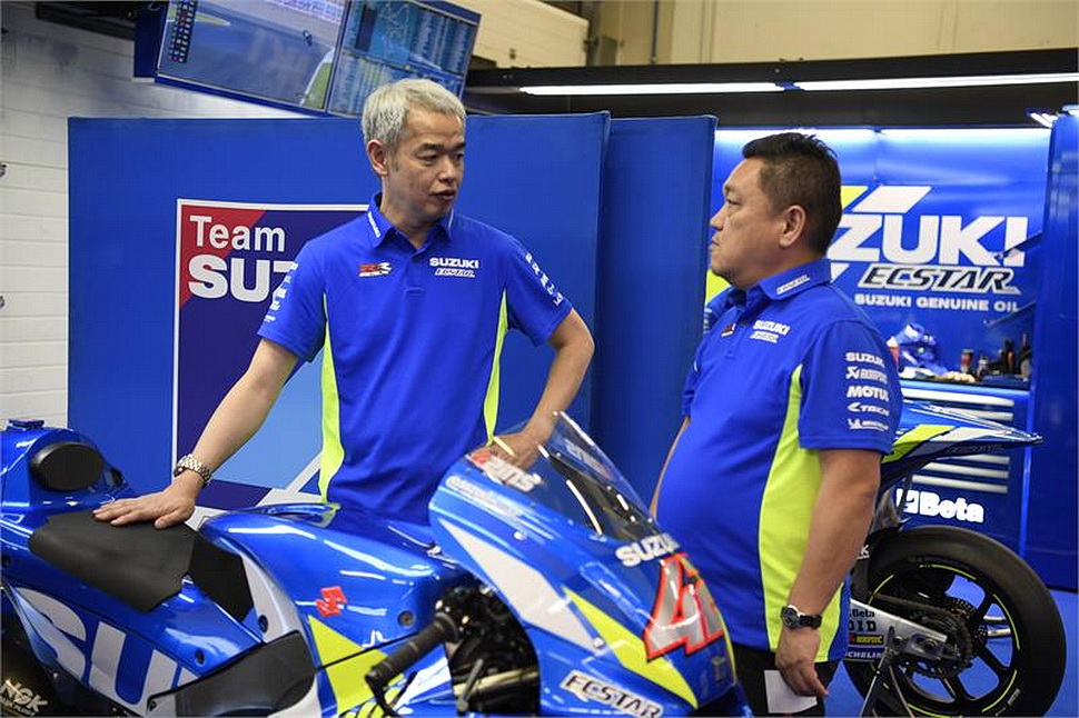 Лидер проекта Suzuki GSX-RR Синити Сахара и технический директор Кен Каваюти Лидер проекта Suzuki GSX-RR Синити Сахара и технический директор Кен Каваюти