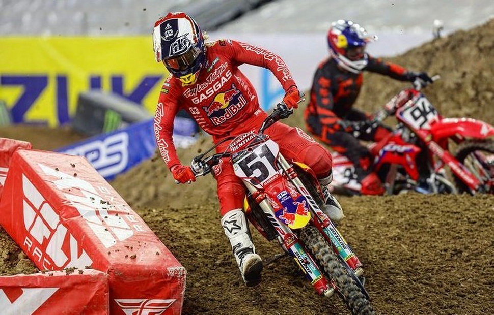 Джастин Барша выигрывает первую гонку AMA Supercross сезона 2021 года у Кена Рокцена Джастин Барша выигрывает первую гонку AMA Supercross сезона 2021 года у Кена Рокцена