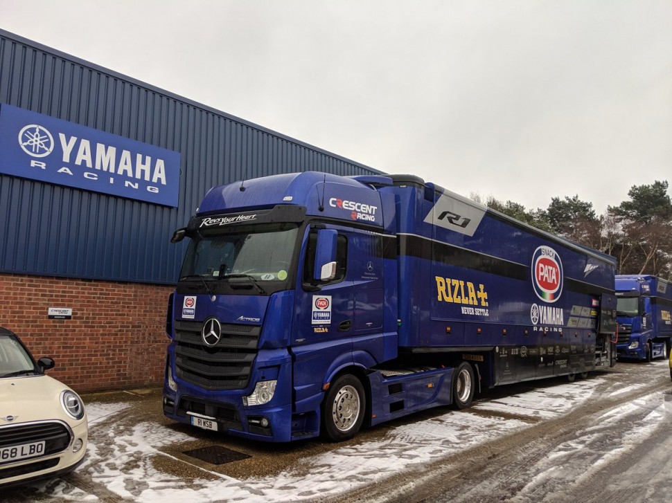 Регулярное передвижение между базой в Англии и Yamaha Factory Racing в Италии для PATA Yamaha обошлось в копеечку Регулярное передвижение между базой в Англии и Yamaha Factory Racing в Италии для PATA Yamaha обошлось в копеечку