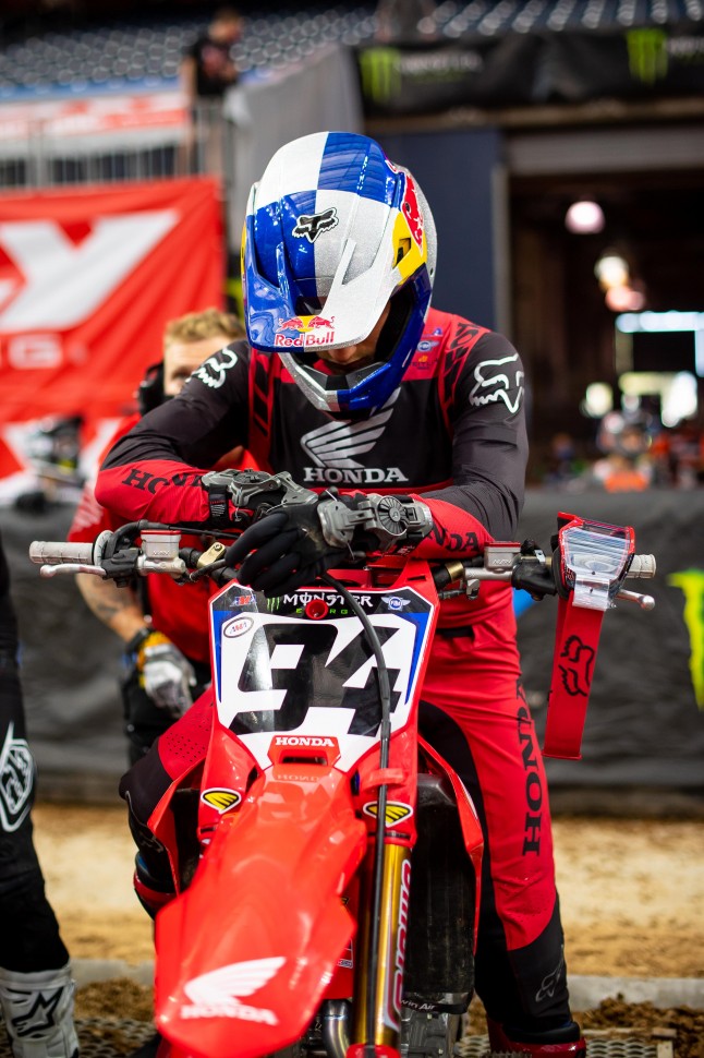 Кен Рокцен лишился красной таблички лидера AMA Supercross Кен Рокцен лишился красной таблички лидера AMA Supercross