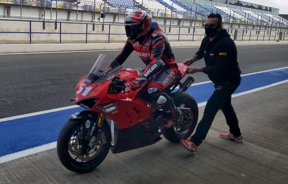 Миккеле Пирро на тестовом Ducati V4R Миккеле Пирро на тестовом Ducati V4R