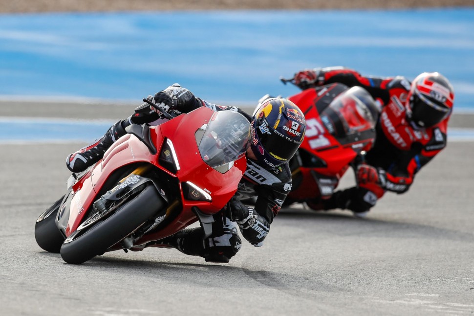 Жоан Зарко и Миккеле Пирро на тестах в Хересе на стоковых Ducati V4 Жоан Зарко и Миккеле Пирро на тестах в Хересе на стоковых Ducati V4