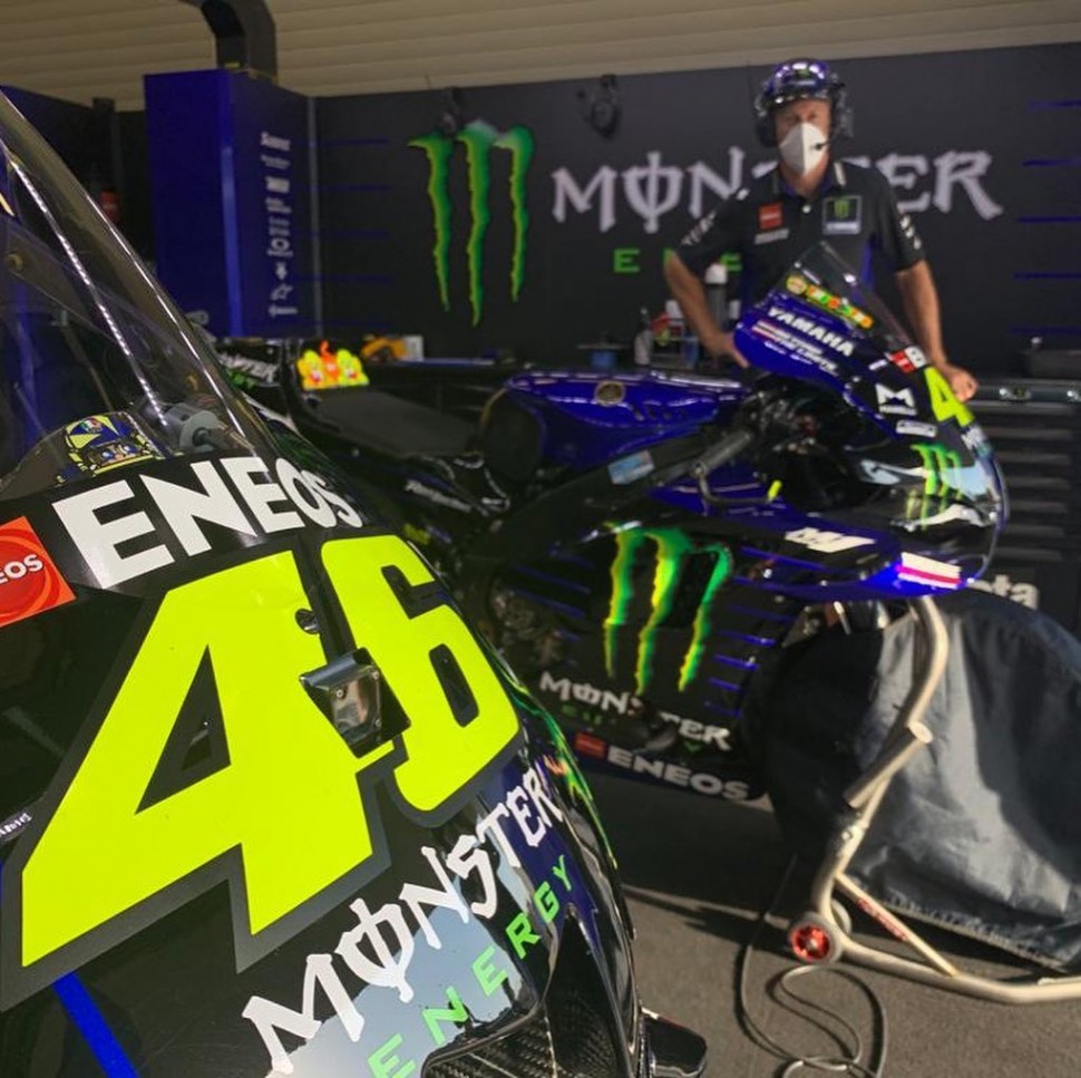 Брент Стивенс в гараже Monster Energy Yamaha MotoGP - но Росси рядом нет, у него Covid-19... Брент Стивенс в гараже Monster Energy Yamaha MotoGP - но Росси рядом нет, у него Covid-19...