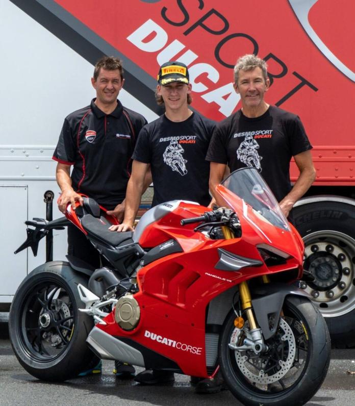 Трой Бейллис и его сын Оли - костяг команды Desmosport Ducati ASBK Трой Бейллис и его сын Оли - костяг команды Desmosport Ducati ASBK
