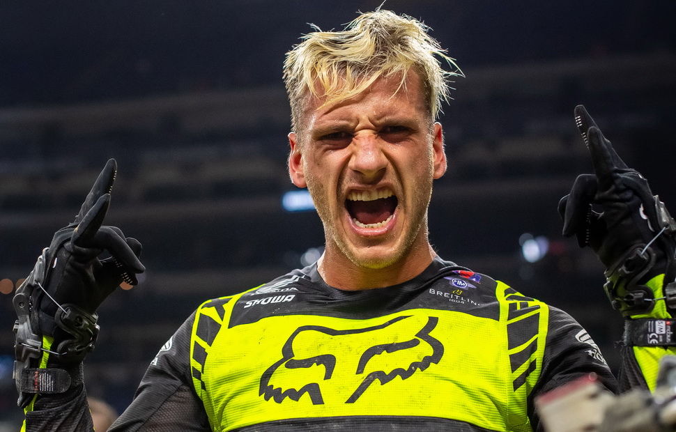 Кен Рокцен выиграл вторую гонку AMA Supercross подряд Кен Рокцен выиграл вторую гонку AMA Supercross подряд