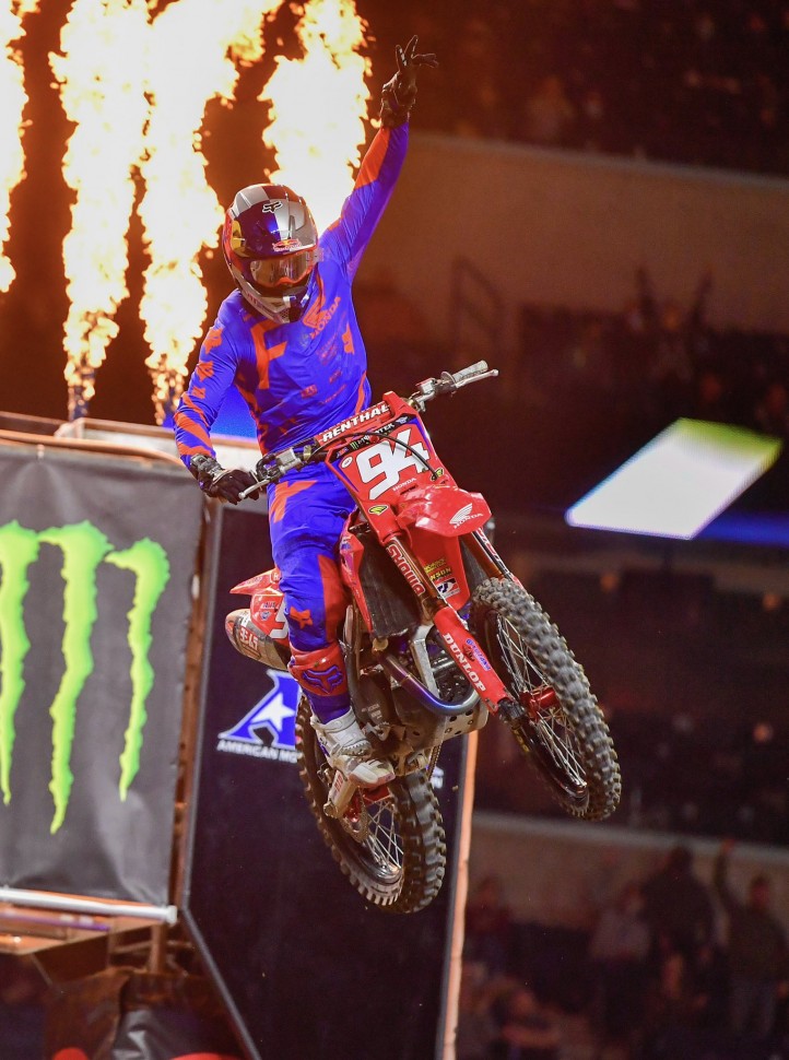 Кен Рокцен выиграл третью гонку AMA Supercross в Индианаполисе Кен Рокцен выиграл третью гонку AMA Supercross в Индианаполисе