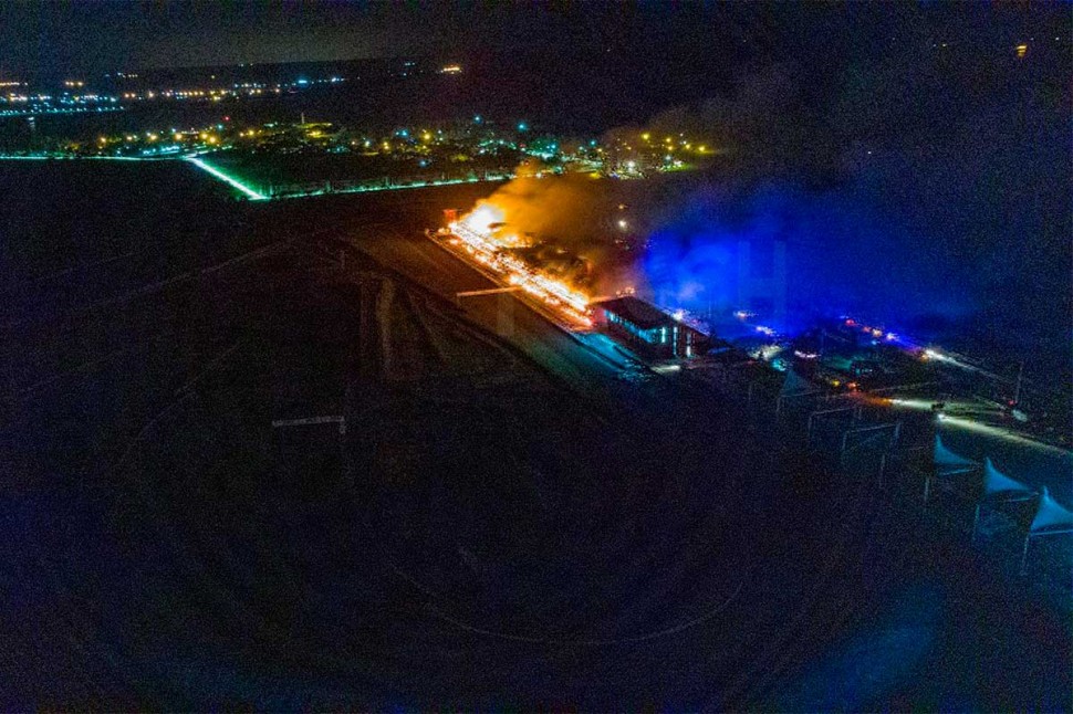 Съемка с вертолета - пит-билдинг Termas de Rio Hondo охвачен огнем Съемка с вертолета - пит-билдинг Termas de Rio Hondo охвачен огнем