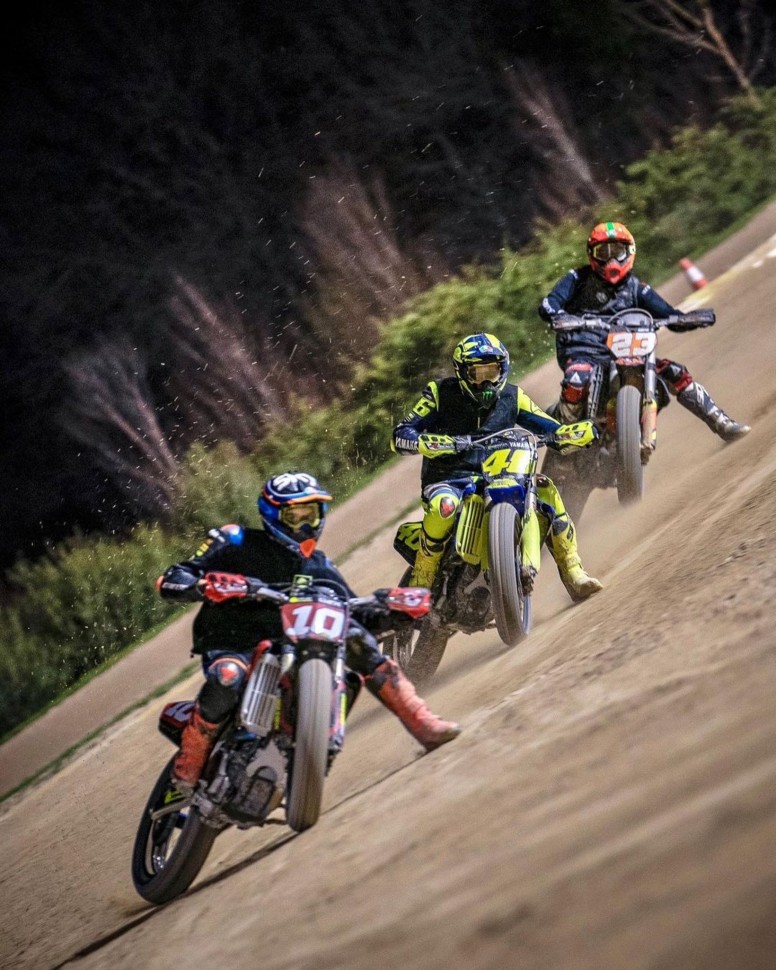 Валентино Росси все больше времени проводит с родными и учениками VR46 Riders Academy Валентино Росси все больше времени проводит с родными и учениками VR46 Riders Academy