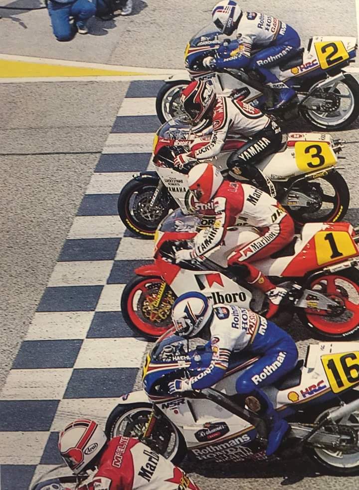 Старт Гран-При GP500 в 1987 году: у всех одинаковые номерные таблички - черные цифры на желтом фоне Старт Гран-При GP500 в 1987 году: у всех одинаковые номерные таблички - черные цифры на желтом фоне