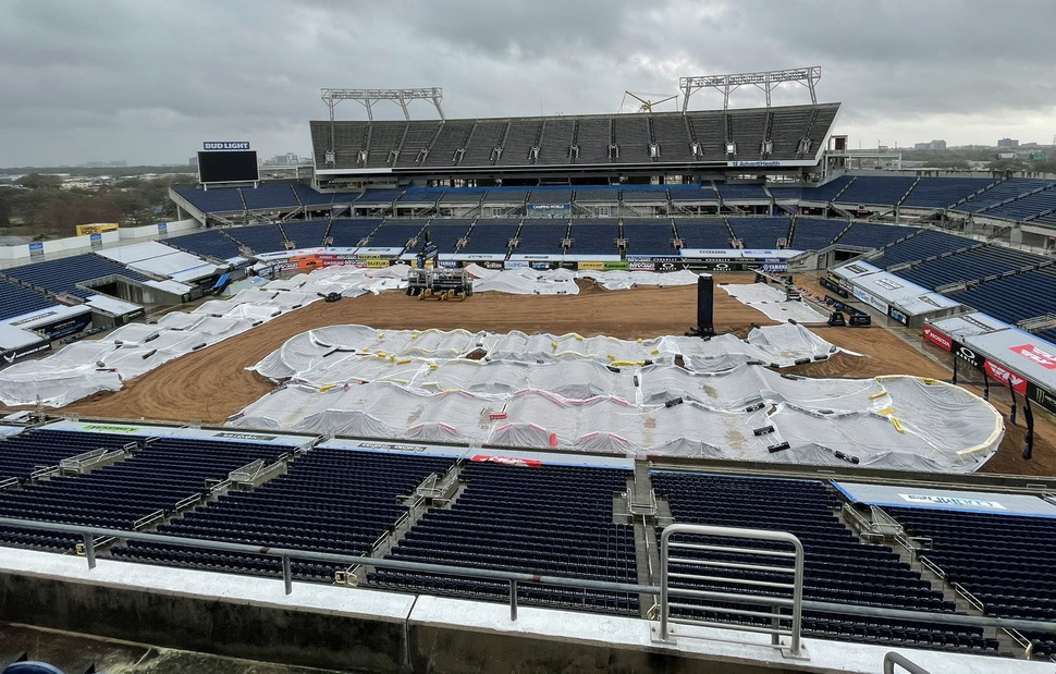 Трасса 7-го этапа AMA Supercross в Орландо прикрыта тентами для защиты от ливня Трасса 7-го этапа AMA Supercross в Орландо прикрыта тентами для защиты от ливня