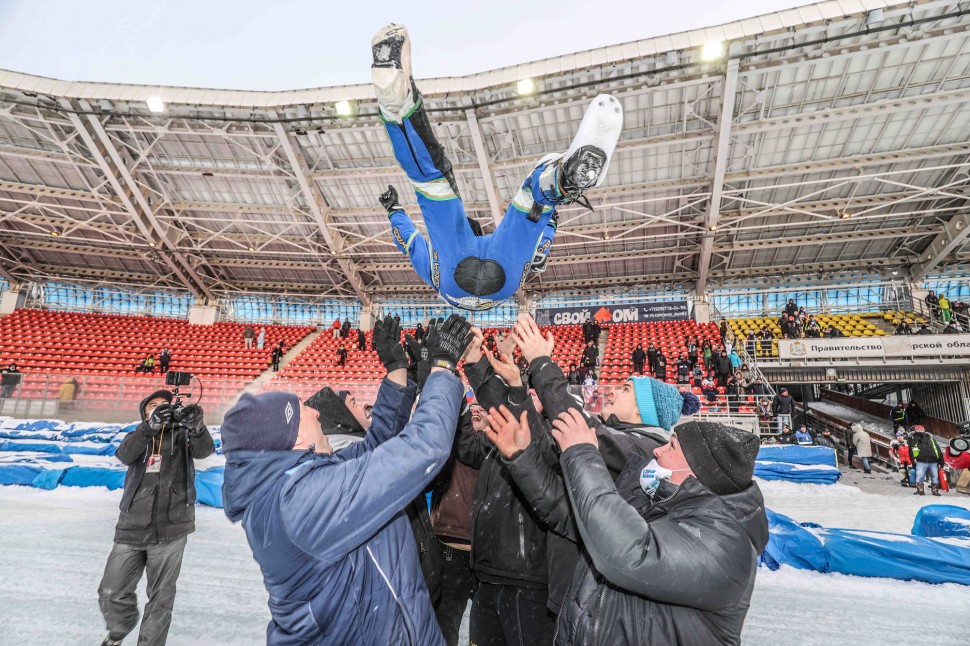 Команда качает Динара Валеева после победы в чемпионате мира 2021 года Команда качает Динара Валеева после победы в чемпионате мира 2021 года