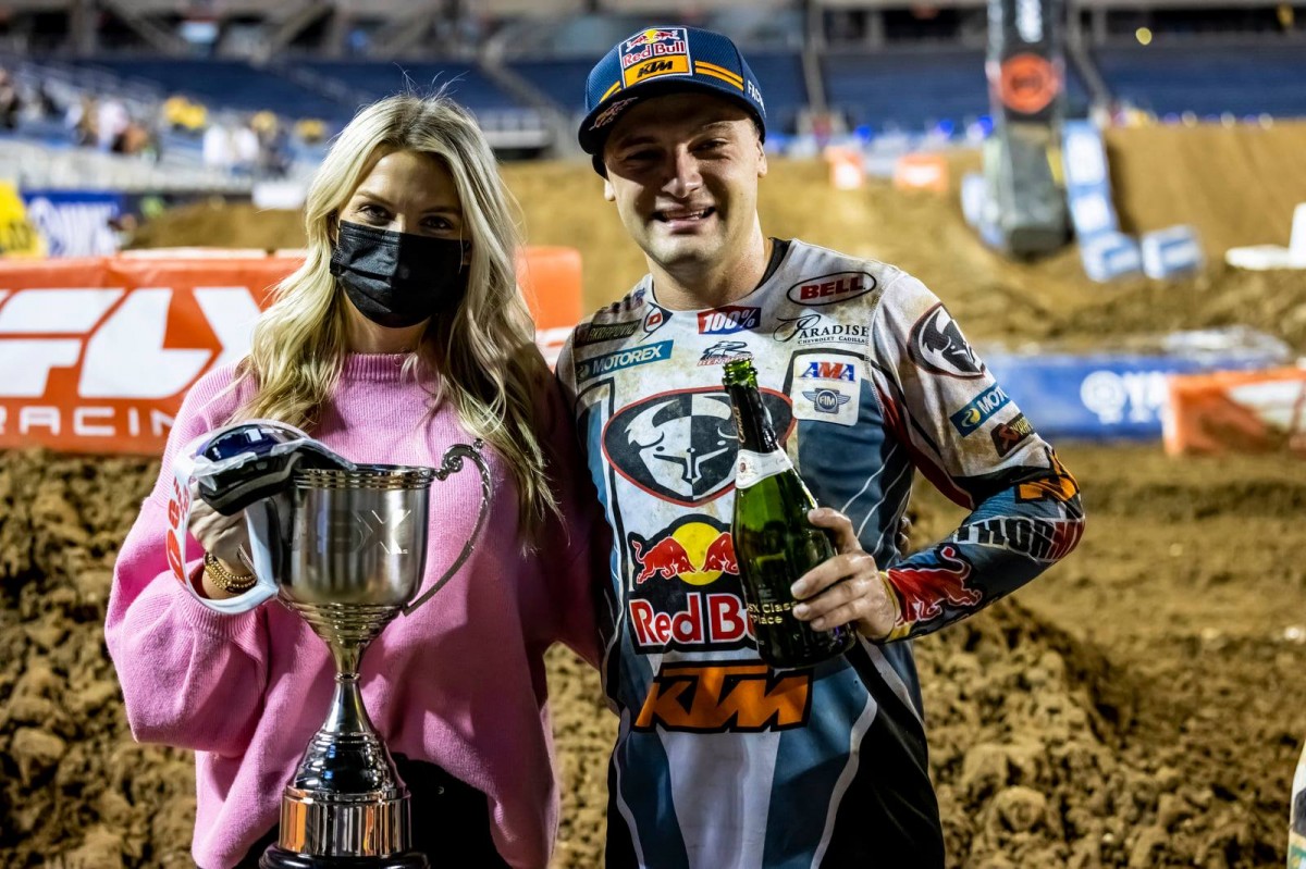 Купер Уэбб выиграл 8-й этап AMA Supercross и приблизился к Кену Рокцену в генеральном зачете на 6 очков Купер Уэбб выиграл 8-й этап AMA Supercross и приблизился к Кену Рокцену в генеральном зачете на 6 очков