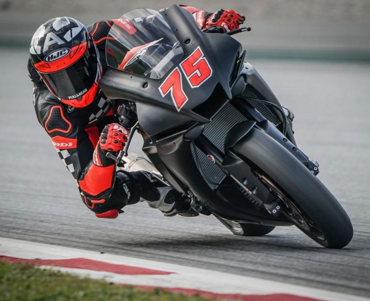 Чемпион Moto3 Альберт Аренас Чемпион Moto3 Альберт Аренас
