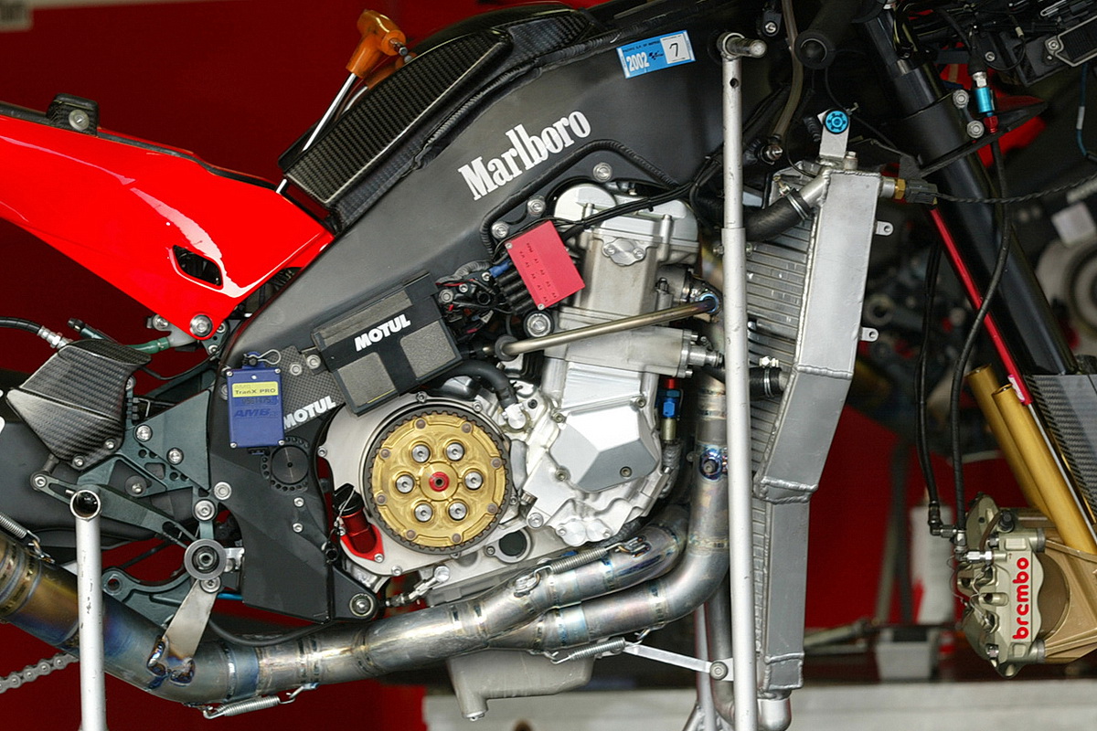 Двигатель и шасси Yamaha YZR-M1 0WM1 с 942-кубовым мотором Двигатель и шасси Yamaha YZR-M1 0WM1 с 942-кубовым мотором