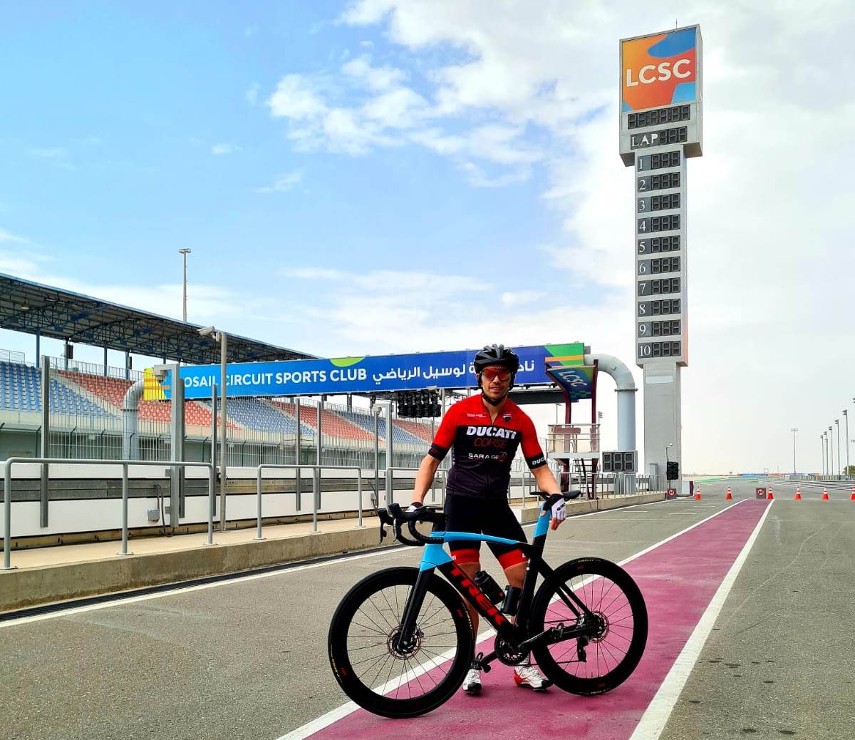 Миккеле Пирро первым приехал на Losail International Circuit... в велике Миккеле Пирро первым приехал на Losail International Circuit... в велике