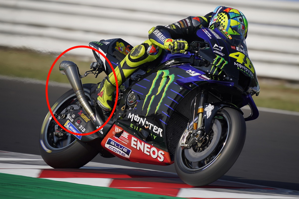 Один из вариантов выпуска типа мегафон на YZR-M1 Росси на тестах в Мизано (сентябрь 2020) Один из вариантов выпуска типа мегафон на YZR-M1 Росси на тестах в Мизано (сентябрь 2020)
