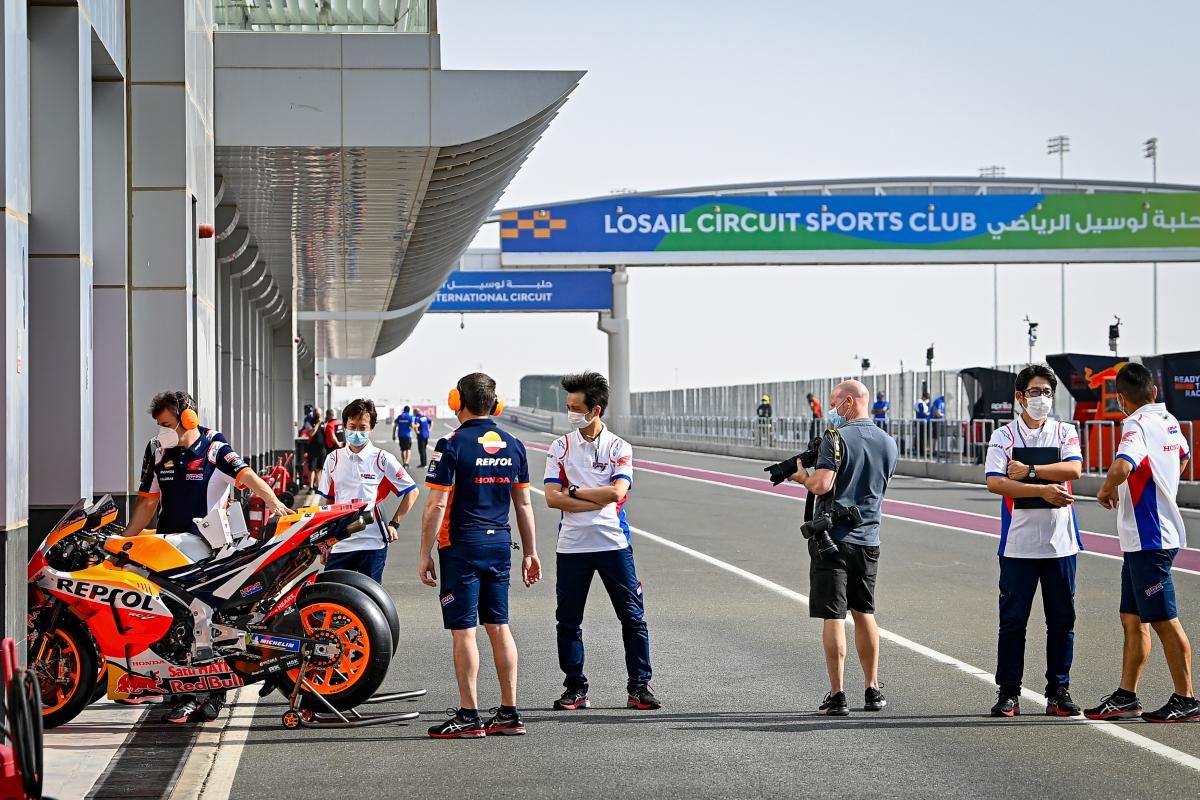 Начало нулевого дня тестов IRTA MotoGP Qatar 1 - сильный ветер и много песка на треке Начало нулевого дня тестов IRTA MotoGP Qatar 1 - сильный ветер и много песка на треке